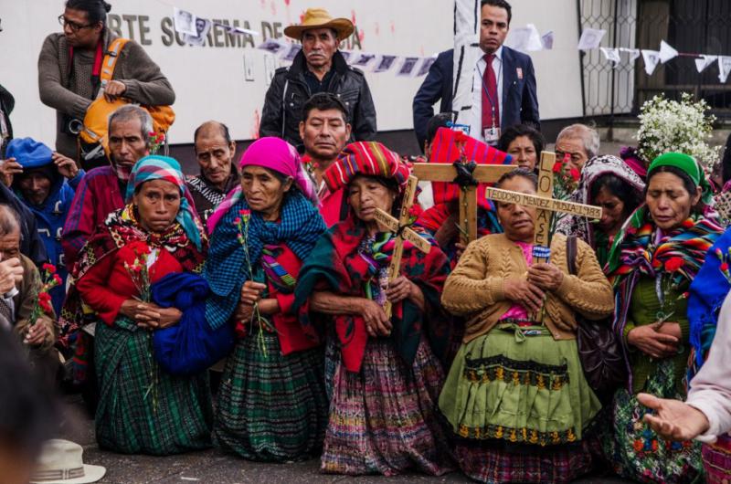 Maya-Q’eqchi aus der Gemeinde Sepur Zarco halten eine Zeremonie vor dem Gerichtsgebäude in Guatemala-Stadt ab. Dort wurde im Februar 2016 erstmals sexuelle Sklaverei während des Bürgerkrieges verhandelt und Täter verurteilt