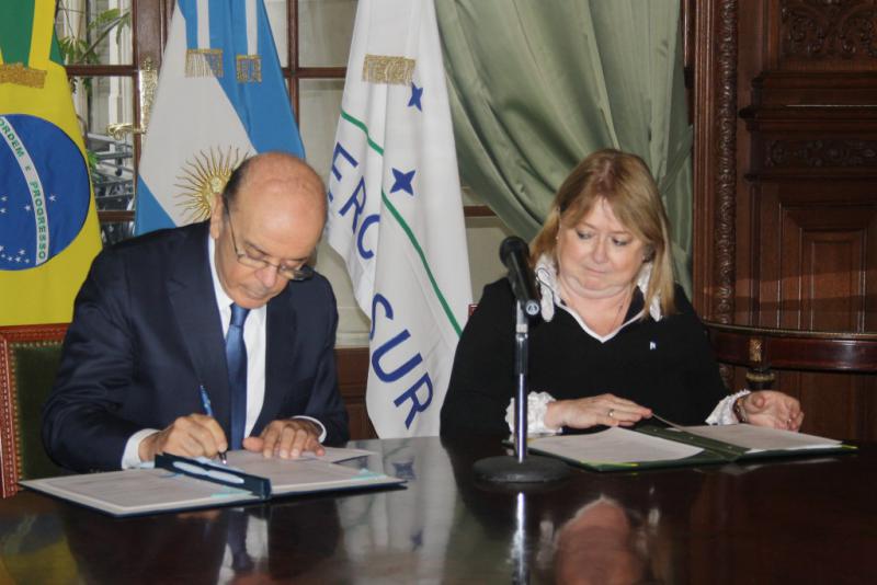 Diesmal gemeinsamen Austausch alle zwei Monate vereinbart: Außenminister José Serra und Amtskollegin Susana Malcorra