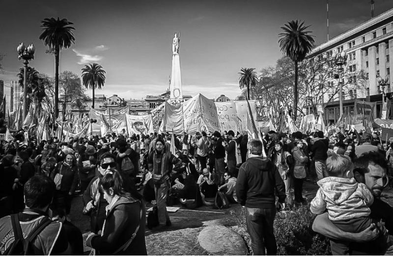 Lange bevor die "Madres" eintrafen, füllte sich bereits der Platz. Hier mit Blick auf die Casa Rosada im Hintergrund, den Präsidentenpalast Lange bevor die "Madres" eintrafen, füllte sich bereits der Platz. Hier mit Blick auf die Casa Rosada im Hintergrund, den Präsidentenpalast