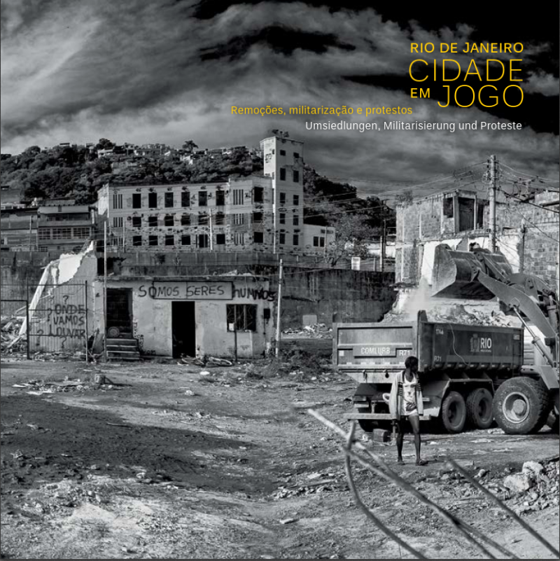 Buchcover von Cidade em Jogo. - Seit Jahren versucht die Stadtverwaltung, in der Umgebung des Maracanã-Stadions, wo die Eröffnung der Olympischen Spiele stattfinden wird, Gebiete der Favela Metrô-Mangueira zu räumen. Mit Unterstützung von Studierenden wurde die gerichtliche Aussetzung der Abrisse erreicht Buchcover von Cidade em Jogo. - Seit Jahren versucht die Stadtverwaltung, in der Umgebung des Maracanã-Stadions, wo die Eröffnung der Olympischen Spiele stattfinden wird, Gebiete der Favela Metrô-Mangueira zu räumen. Mit Unterstützung von Studierenden wurde die gerichtliche Aussetzung der Abrisse erreicht