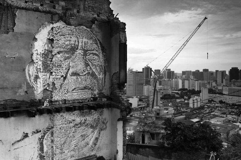 Der portugiesische Künstler Alexandre Farto, a.k.a. Vhils, schuf sechs große Wandgemälde, die die Zwangsumsiedlungen in Rios Hafengebiet, vor allem auf dem Morro da Providência, anprangern. Die Gesichter der vertriebenen Menschen wurden dort festgehalten, wo früher ihre Häuser standen (23.10.2012) Der portugiesische Künstler Alexandre Farto, a.k.a. Vhils, schuf sechs große Wandgemälde, die die Zwangsumsiedlungen in Rios Hafengebiet, vor allem auf dem Morro da Providência, anprangern. Die Gesichter der vertriebenen Menschen wurden dort festgehalten, wo früher ihre Häuser standen (23.10.2012)