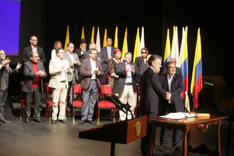 Präsident Santos und der Farc-Oberkommandierende Jiménez nach Unterzeichnung des Abkommens am 24. November 2016
