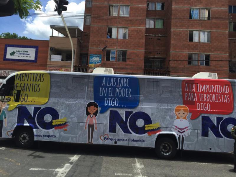Bus der Kampagne von Ex-Präsident Uribe für das „Nein“ beim Plebiszit. "Zu den Lügen von Santos sage ich ..., "Zu den Farc an der Macht sage ich...", "Zur Straflosigkeit sage ich Nein"