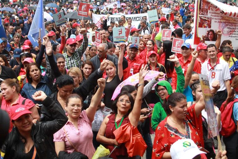 Chavistas bei der öffentlichen Unterzeichnung des Staatshaushaltes durch Venezuelas Präsident Maduro am 17. Oktober