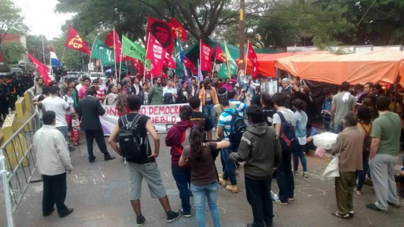 Solidarität mit den Verurteilten und den Aktivisten, die in Zelten vor dem Justizpalast eine Mahnwache abhalten