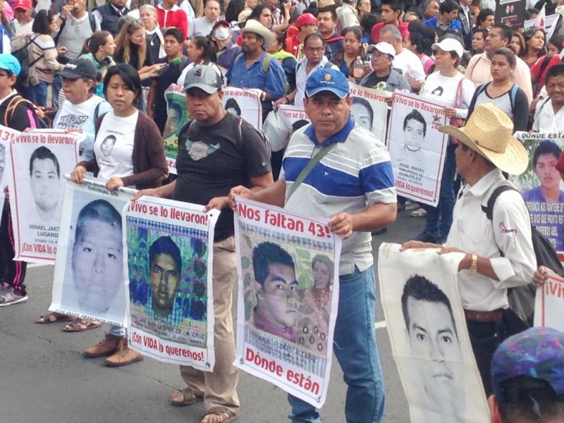 Familienangehörige mit Bildern der 43 Lehramtsstudenten bei der Demonstrationen in Mexiko-Stadt  zum 2. Jahrestag ihres Verschwindenlassens