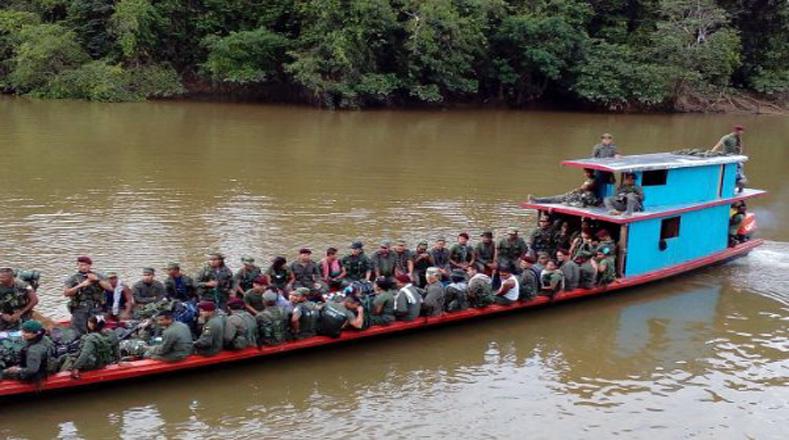 Auch mit Booten brachten die Farc ihre Mitglieder in die Nähe der Übergangszonen Auch mit Booten brachten die Farc ihre Mitglieder in die Nähe der Übergangszonen