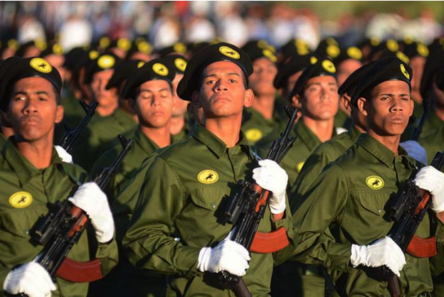 Soldaten defilieren am Tag der "Fuerzas Armadas Revolucionarias", der Revolutionären Streitkräfte.