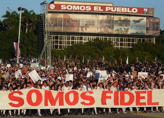"Wir sind Fidel" – Leittransparent zum 60. Jahrestag der Revolution in Kuba. Am Gebäude im Hintergrund: "Wir sind das Volk".