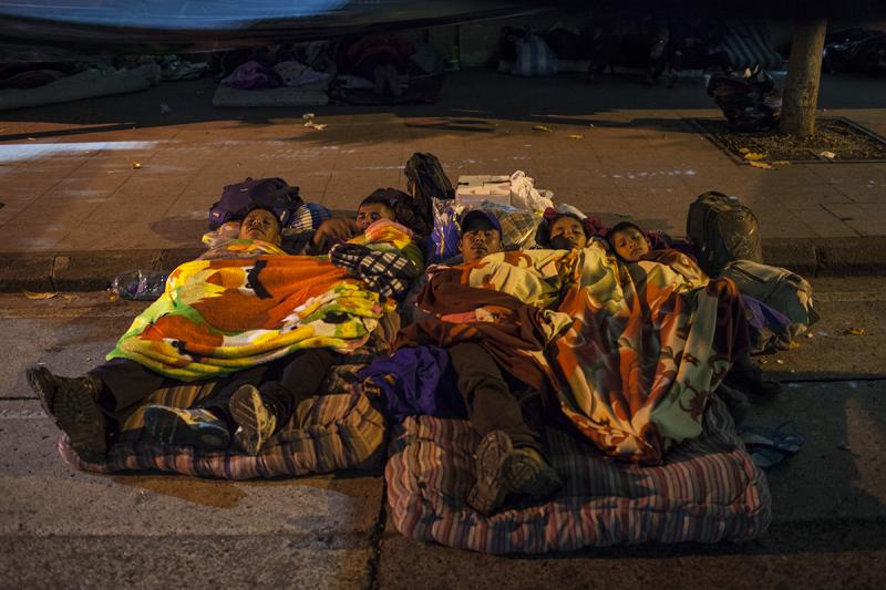 Eine vertriebene Familie übernachtet die dritte Nacht vor dem Präsidentenpalast von Guatemala