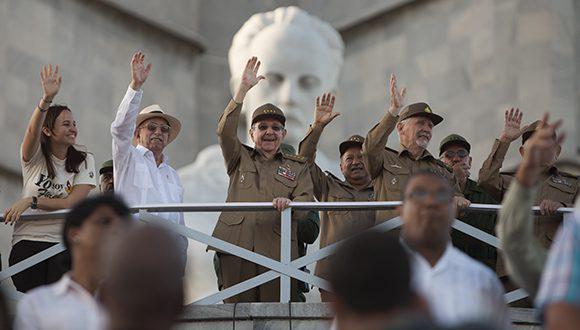 Staats- und Regierungschef Raúl Castro nimmt die Militärparade ab.