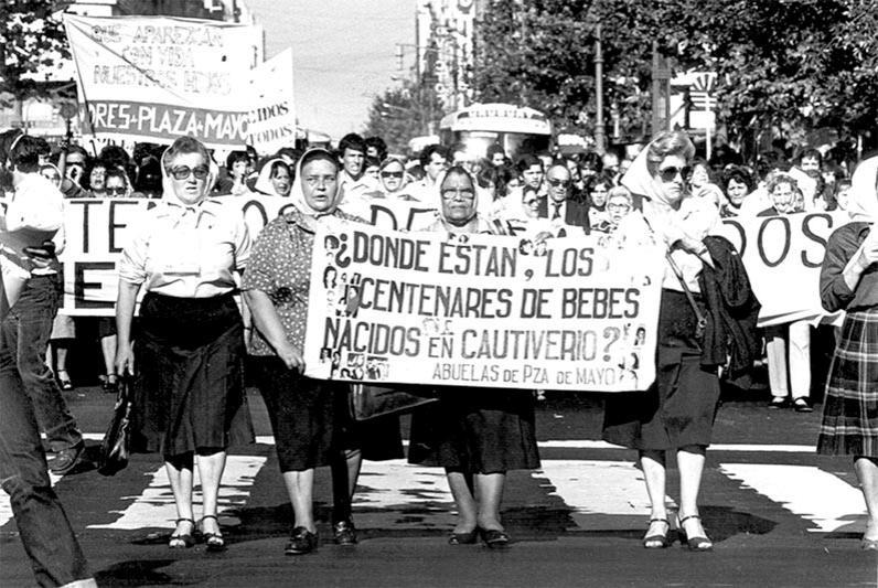 Die Organisationen der Mütter und Großmütter in Argentinien suchen bereits seit über 40 Jahren nach Verschwundenen. Das Bild stammt aus dem Jahr 1982