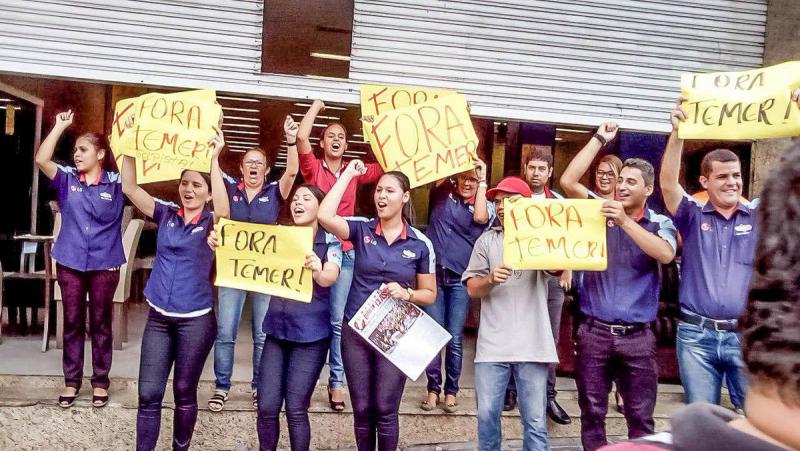Streikende Angestellte in Caruaru. "Weg mit Temer" war eine gemeinsame Losung aller Streikenden im Land