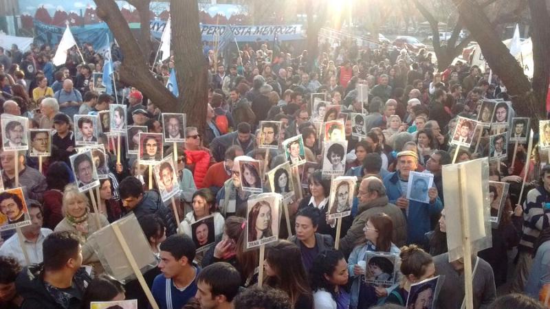 Zahlreiche Angehörige von Opfern der Diktatur in Argentinien und Menschenrechtsaktivisten hatten sich am 26. Juli zur Urteilsverkündung vor dem Gerichtsgebäude versammelt