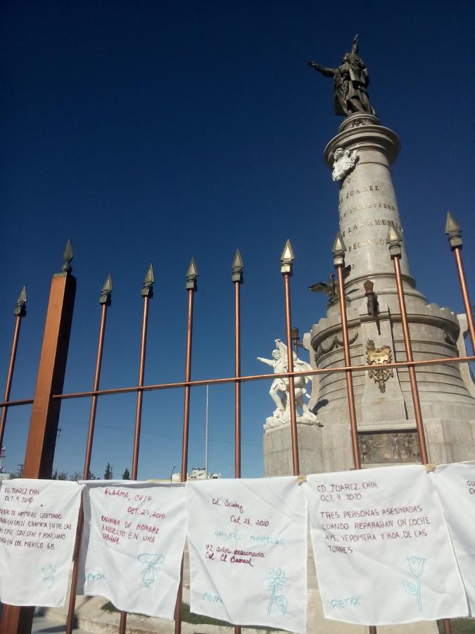 Mit den Namen von Ermordeten bestickte Taschentücher hängen vor dem Denkmal von Benito Juárez, dem Namensgeber der Stadt