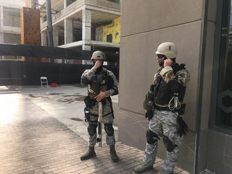Martialisches Auftreten von Mitgliedern privater Sicherheitsunternehmen rund um die Shopping Mall Ciudadela in der Hauptstadt von Puerto Rico, San Juan