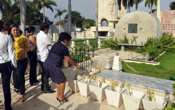 Viele Menschen legten Blumen auf Fidel Castros Grabstätte in Santiago de Cuba