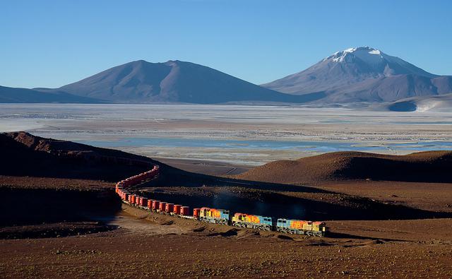 Güterzug in Bolivien. Der Personenverkehr auf der Schiene soll auch wieder ausgebaut werden