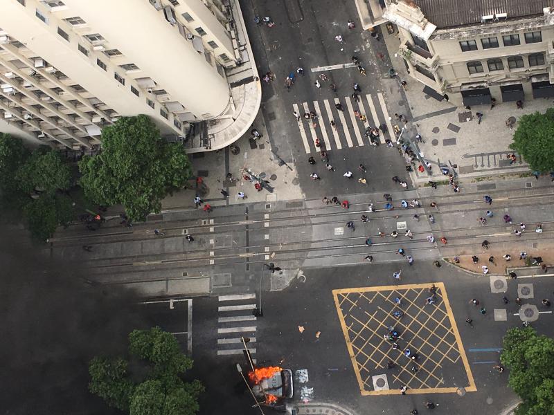 Proteste und brennender Bus in Zentrum von Rio de Janeiro, Brasilien