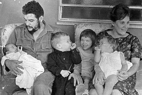 Che, seine Frau Aleida March und ihre Kinder Aleida (links neben ihrer Mutter), Camilo, Celia und Ernesto