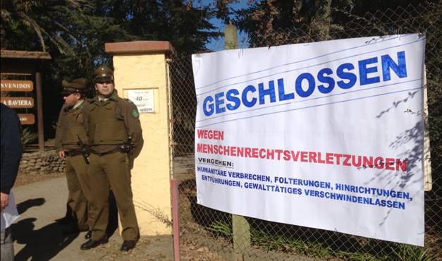 Protest am Eingang der Colonia Dignidad, die sich heute "Villa Baviera" nennt
