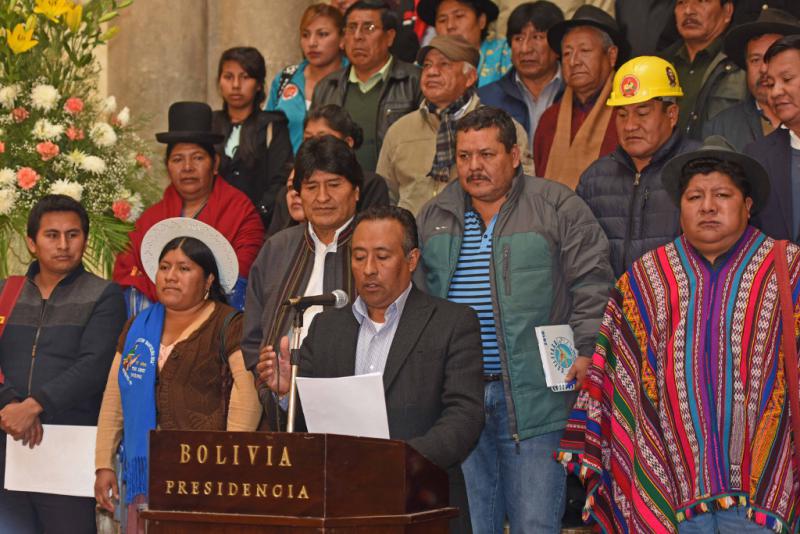 Domingo Vásquez von der Ölarbeitergewerkschaft und Sprecher von Conalcam, verlas das Manifest bei einer Pressekonferenz im Regierungssitz in La Paz. Links hinter ihm Präsident Evo Morales