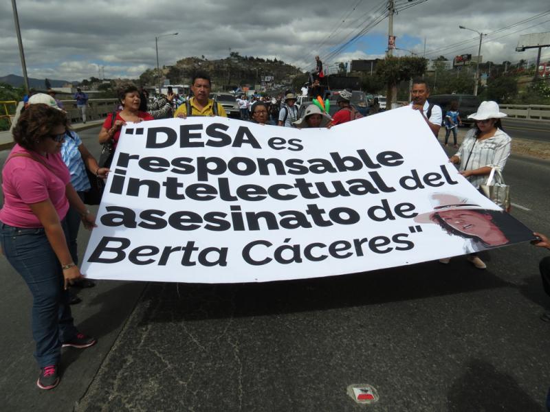 Angehörige von Caceres und COPINH machen die Anteilseigner der Desa für den Mord verantwortlich, die Verbindungen in höchste Staatskreise von Honduras haben sollen