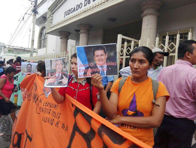 COPINH-Protest vor dem Gerichtsgebäude bei der Vorverhandlung in Honduras