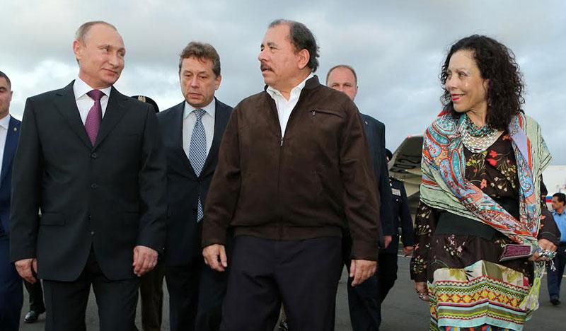 Den USA ein Dorn im Auge: Die guten Beziehungen zwischen Russland und Nicaragua. Der Präsident der Russischen Föderation, Wladimir Putin, bei seinem Besuch in Nicaragua mit Präsident Daniel Ortega und der heutigen Vizepräsidentin Rosario Murillo (2014)