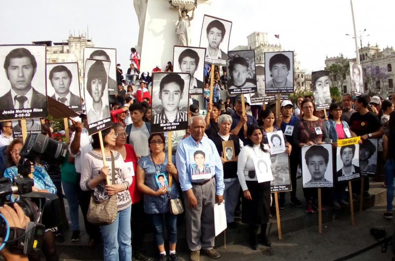 Angehörige der Opfer von schweren Menschenrechtsverletzungen unter Ex-Präsident Fujimori protestieren in Peru gegen dessen Begnadigung