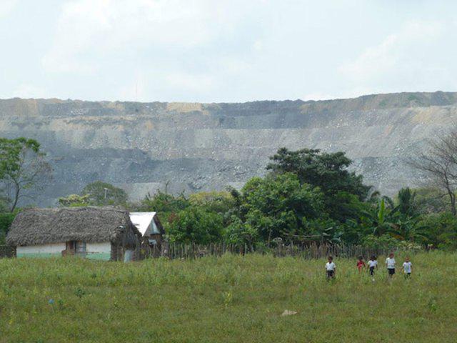 Die Bewohner von El Hatillo werden umgesiedelt. Im Hintergrund sichtbar: Die Calenturitas-Mine