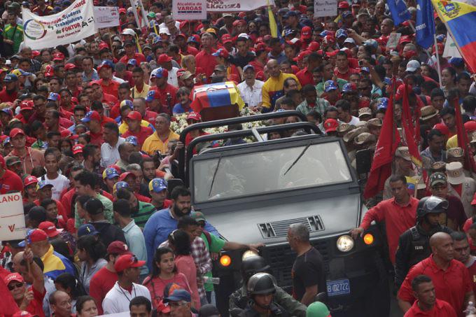 Zehntausende Chavistas begleiteten den Sarg Ojedas in Venezuela