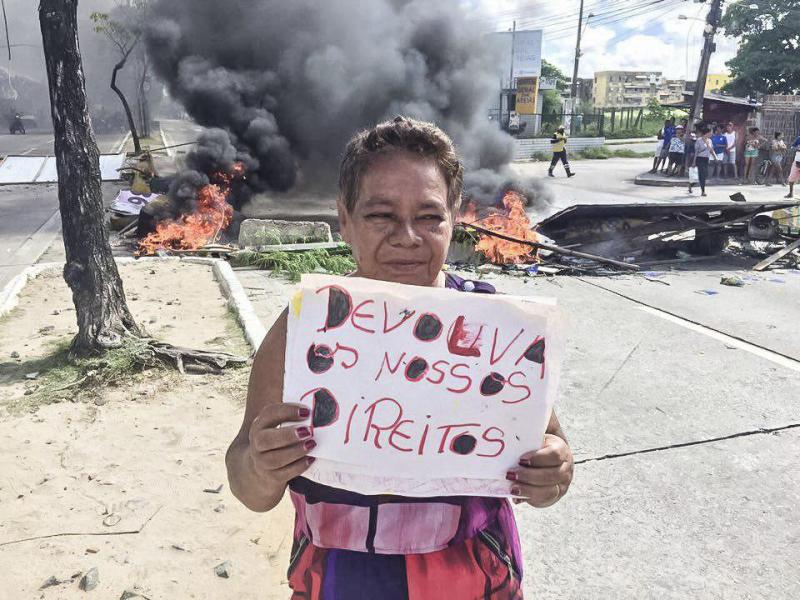 Vor einer Straßenblockade fordert diese Frau in Recife Rechte ein