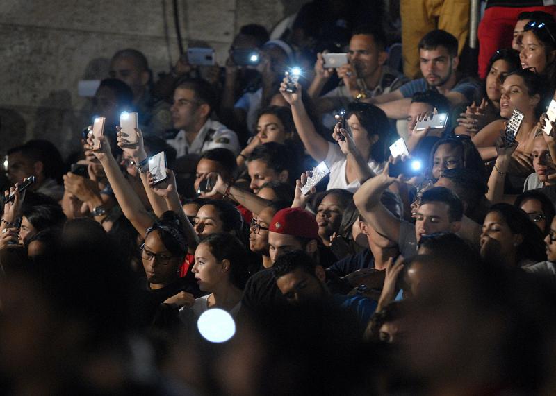 Anwesende Kubanerinnen und Kubaner fotografierten und filmen die Veranstaltung mit Handys