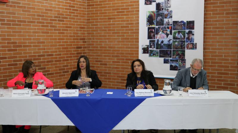 Vertreter der Regierung und der ELN nehmen Vorschläge entgegen. Mehrere Wochen sollen die ersten Treffen mit der Bevölkerung von Kolumbien dauern
