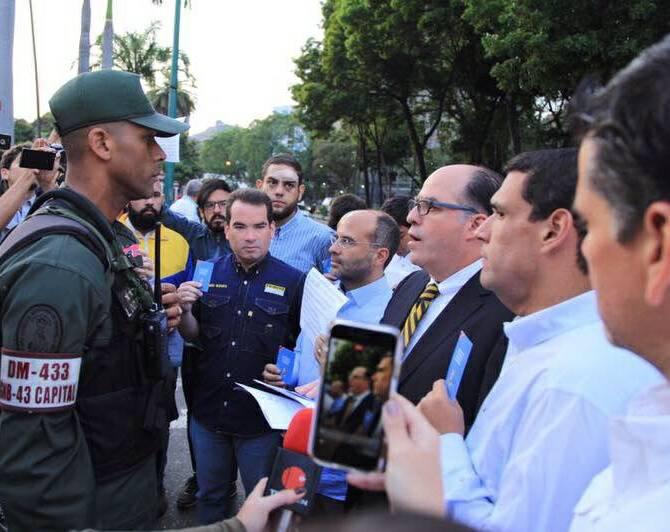 Oppositionspolitiker Julio Borges bei Protesten in Venezuela