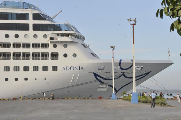 Ein Kreuzfahrtschiff im Hafen von Cienfuegos, Kuba