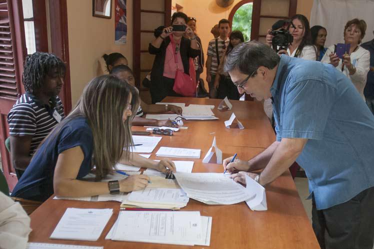 Der Außenminister von Kuba, Bruno Rodríguez, bei der Stimmabgabe am Sonntag