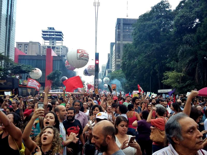 In São Paulo versammelten sich rund 200.000 Menschen auf der Avenida Paulista, um gegen die Reformen zu protestieren