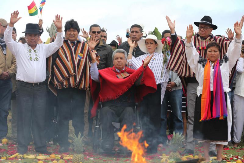 Ecuadors Präsident Lenín Moreno bei der indigenen Zeremonie zu seiner Amtseinführung. Links an seiner Seite: Boliviens Präsident Evo Morales