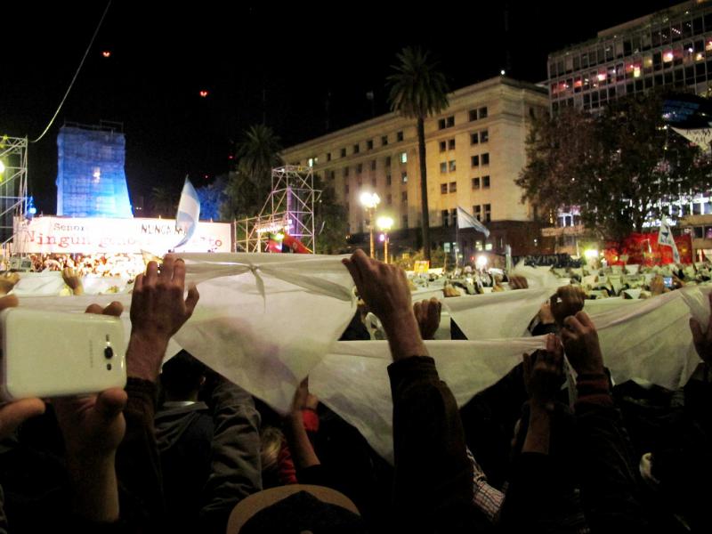 Protestierende halten das weiße Kopftuch hoch, das Symbol des Widerstands der Mütter des Plaza de Mayo