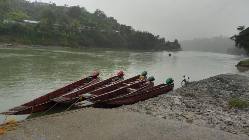 Über diesen Fluss ist der einzige mögliche Zugang zum Dorf – diese Boote sind das einzige Verkehrsmittel für die Menschen in dieser Region von Kolumbien