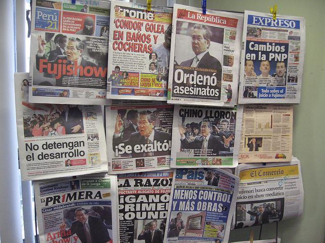 Zeitungen in Peru zum Prozessauftakt gegen Fujimori im Jahr 2007. Nun wurde er begnadigt