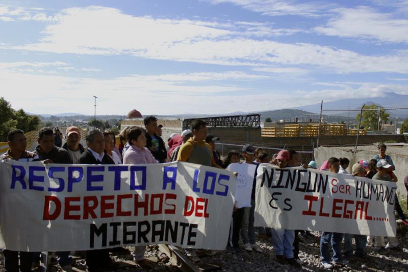 Protestierende in Mexiko fordern die Respektierung der Rechte von Migranten. "Kein Mensch ist illegal"