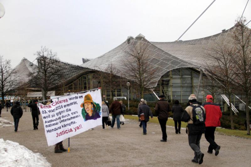 Aktivisten erinnerten vor dem Eingang der Olympiahalle an Berta Cáceres