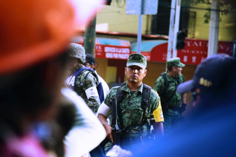 Auch Soldaten werden zur Nothilfe in Mexiko-Stadt eingesetzt