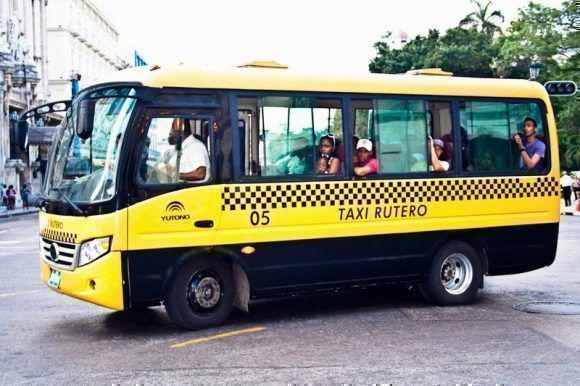 Fünf chinesische Kleinbusse sind derzeit als genossenschaftliche Sammeltaxis in Havanna, Kuba, unterwegs