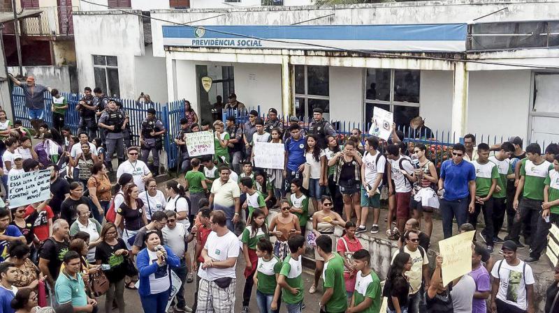 Lehrer und Schüler in Tefé streiken gemeinsam gegen Kürzungen im Bildungsbereich Lehrer und Schüler in Tefé streiken gemeinsam gegen Kürzungen im Bildungsbereich