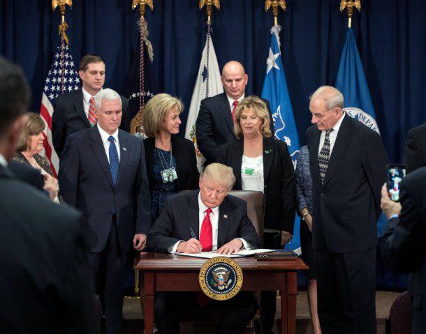 US-Präsident Donald Trump bei der Unterzeichnung des Mauerbau-Dekrets