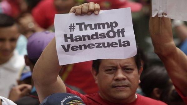 Demonstrationsteilnehmer in Venezuela: "Trump - Hände weg von Venezuela"